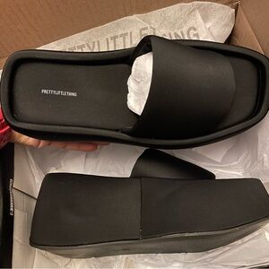 PrettyLittleThing Black Platform Slides